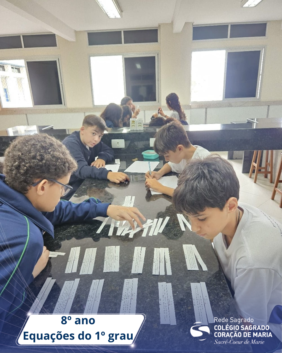Raciocínio lógico e trabalho em equipe: estudantes participam de aula com metodologia ativa