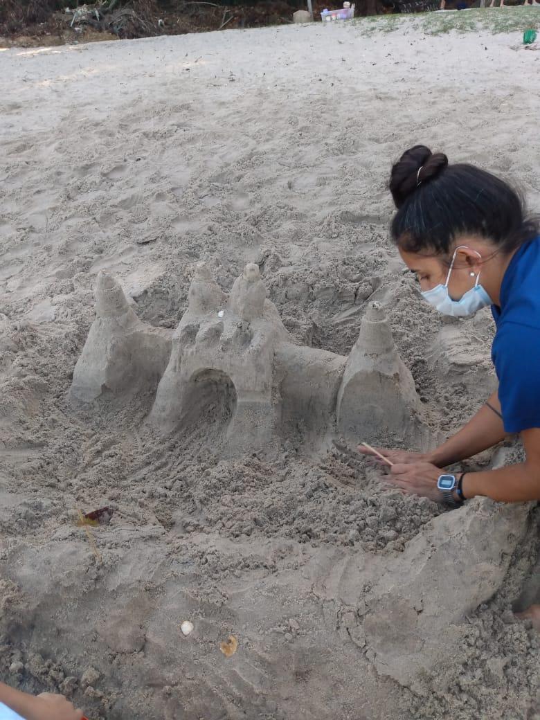 Estudantes criam esculturas de areia na praia do colégio