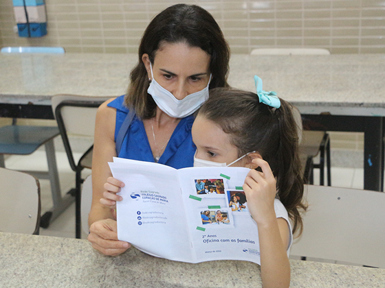 Famílias participam de oficinas interdisciplinares com os filhos